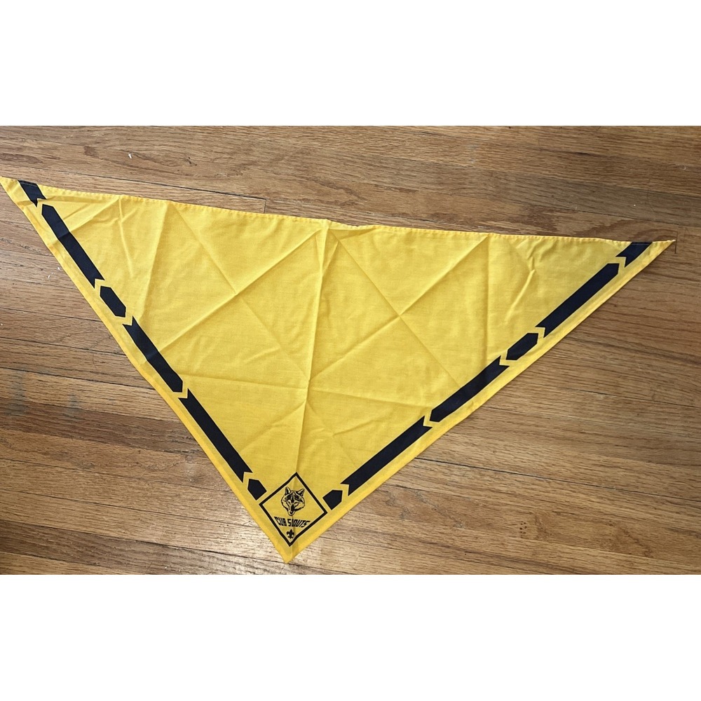 Vintage Boy Scouts Of America Cub Scouts Scarf Yellow WOLF Bandana Neckerchief - Picture 2 of 2